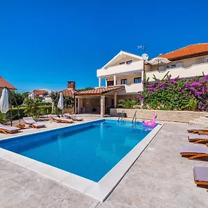 Apartment Merita With Pool, Sveti Filip i Jakov