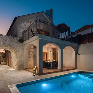 Villa Kameni Dvori, Sveti Filip i Jakov